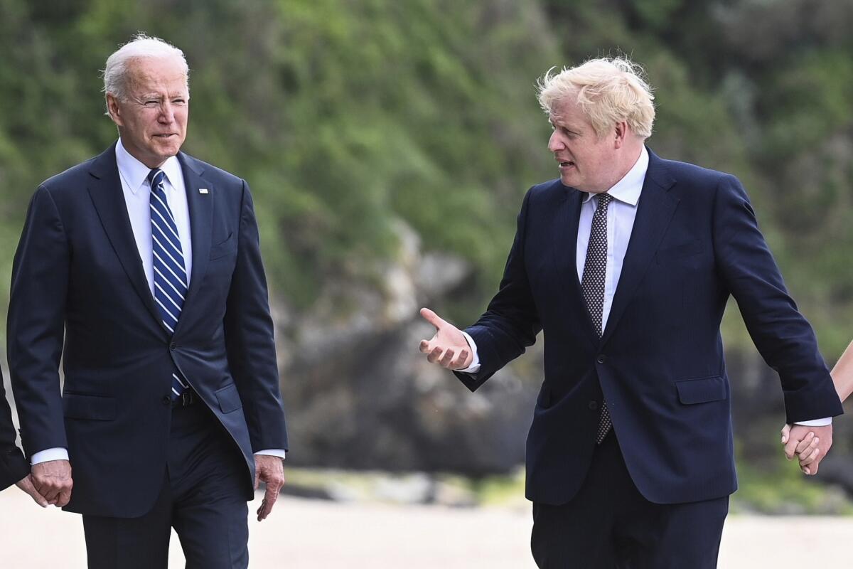 El presidente estadounidense Joe Biden camina junto al primer ministro británico Boris Johnson 