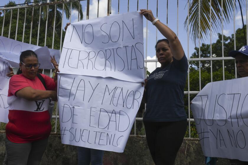 Familiares de los detenidos sostienen carteles afuera de la cárcel de Tocuyito donde están detenidos en Pocaterra, Venezuela, el lunes 26 de agosto de 2024. Los detenidos fueron arrestados mientras protestaban contra los resultados de las elecciones presidenciales. (AP Foto/Jacinto Oliveros)