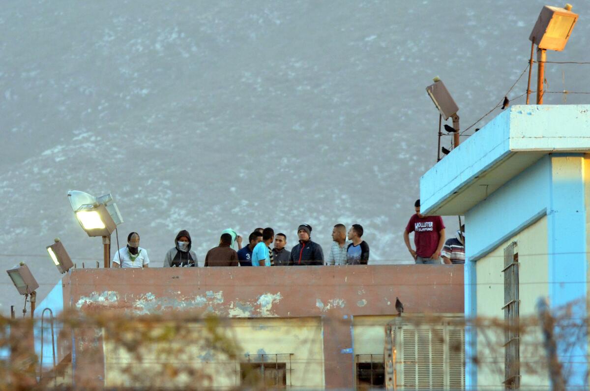 Un grupo de presos, de pie sobre la azotea de la prisión de Topo Chico tras un motín que comenzó alrededor de la medianoche del jueves, el 11 de febrero de 2016. (Foto AP/Emilio Vazquez)