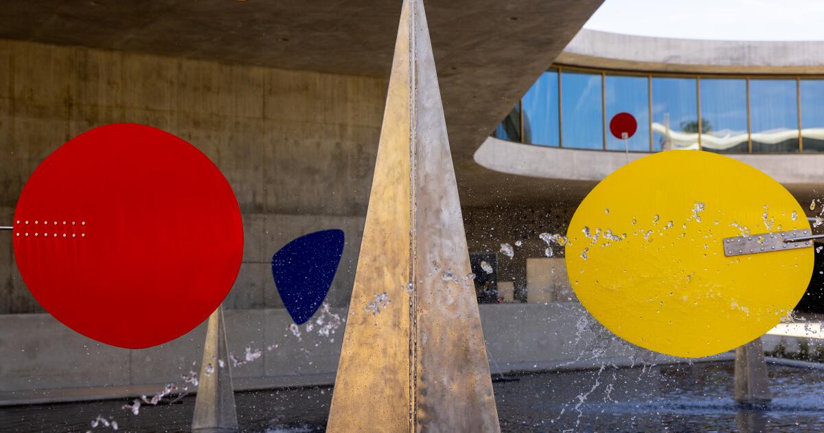 Der Alexander-Calder-Brunnen ist zurück in den David Geffen Galleries des LACMA