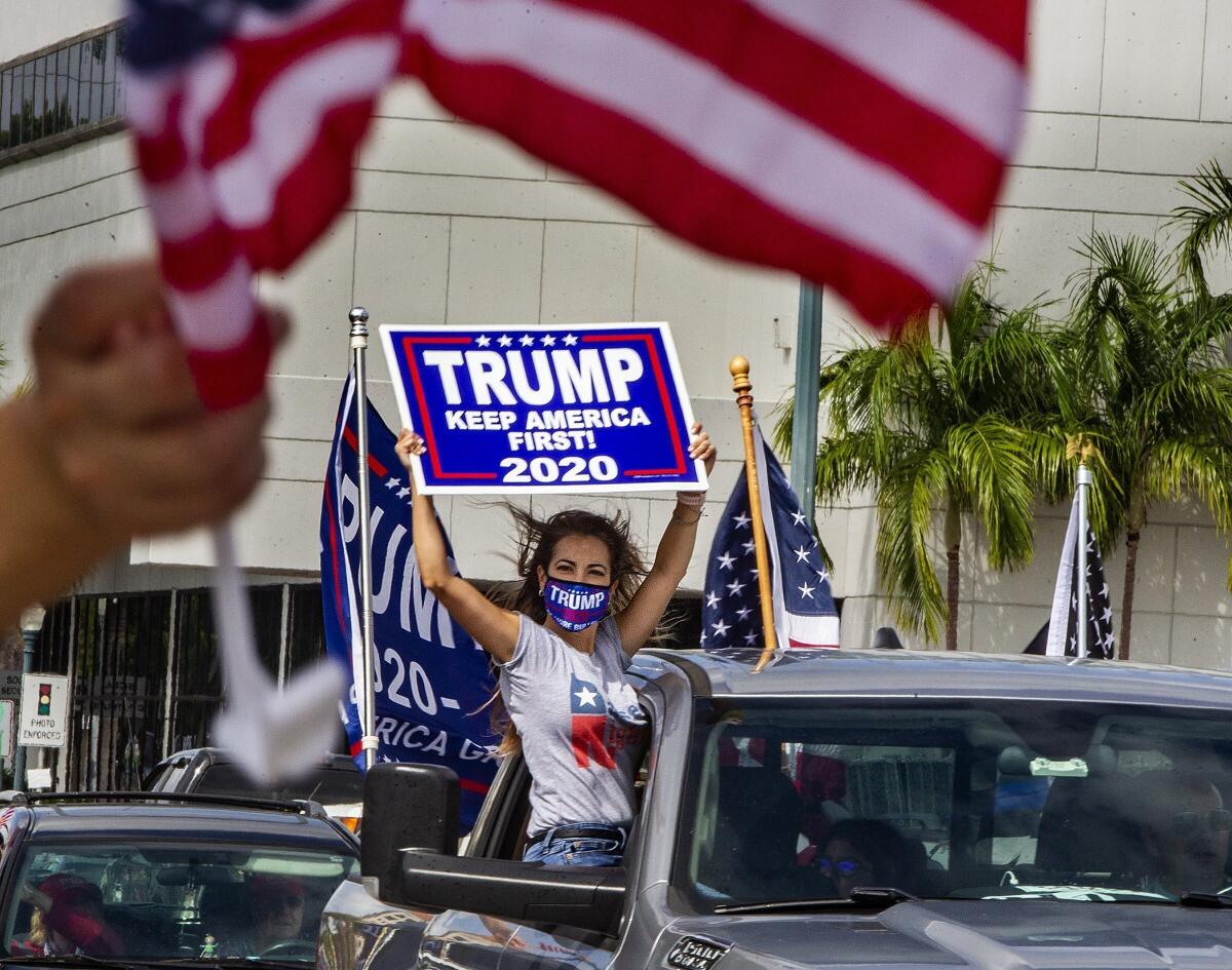 Con salsa y caravanas, cubanos apoyan a Trump en Miami