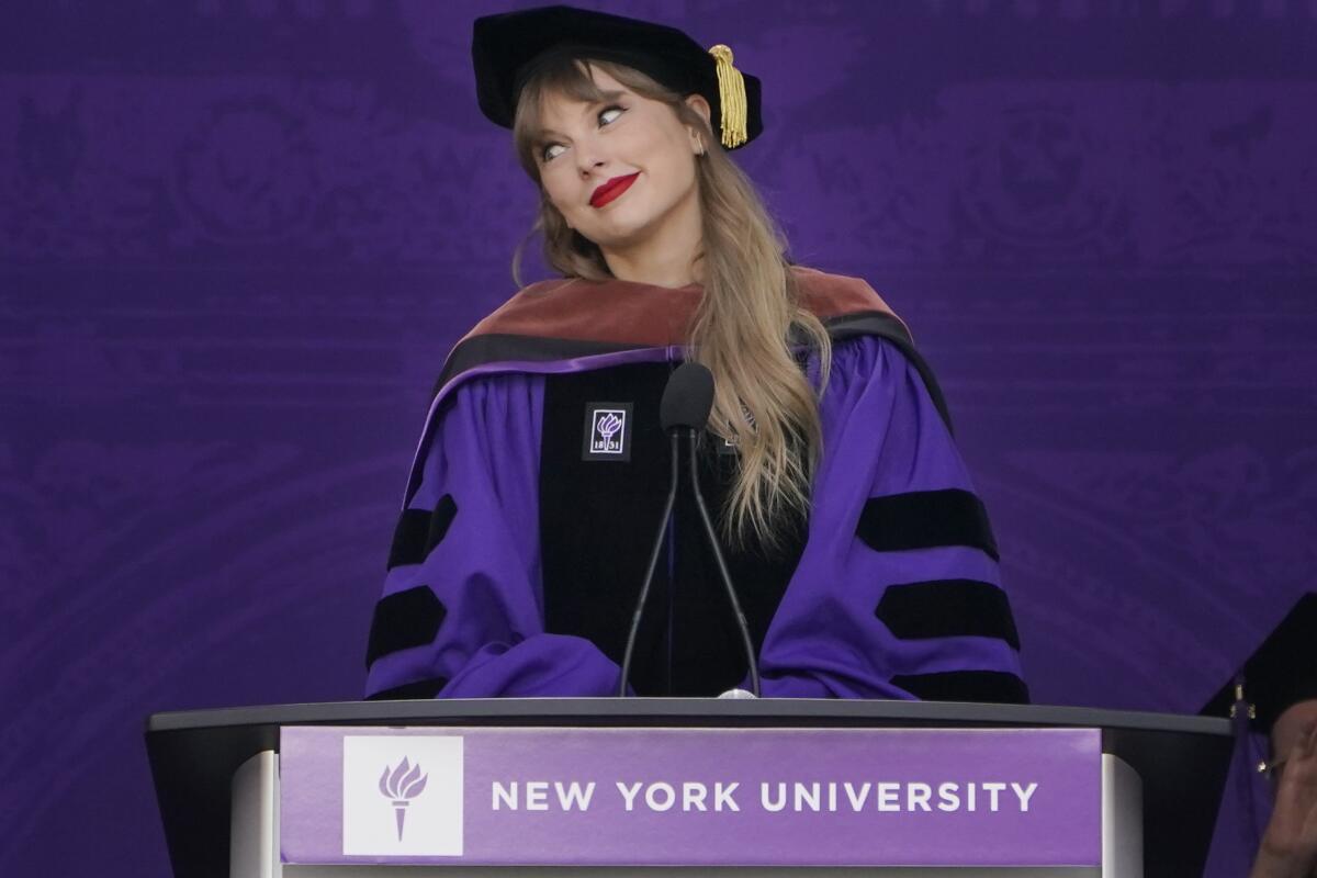 Taylor Swift habla en la ceremonia de graduación de la Universidad 