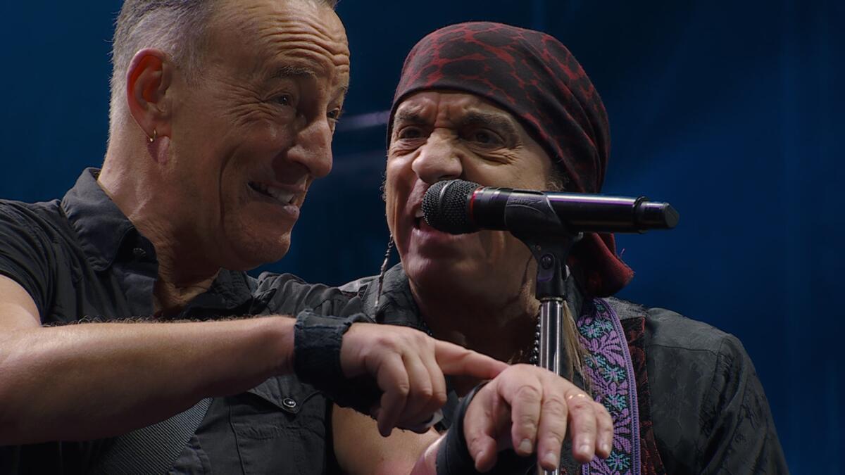 Bruce Springsteen, a la izquierda, y Stevie Van Zandt en "Diario de carretera: Bruce Springsteen y la E Street Band."