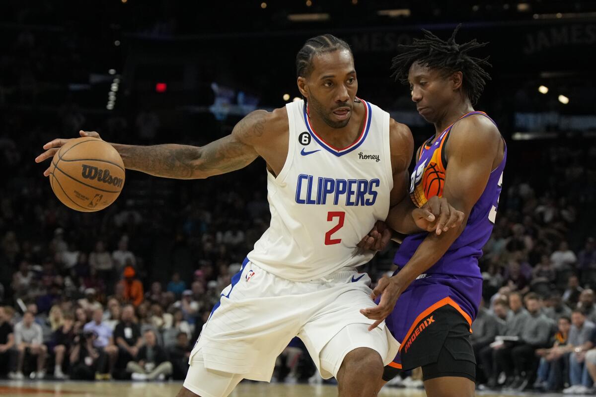 Clippers forward Kawhi Leonard (2) dribbles against Phoenix Suns' Saben Lee