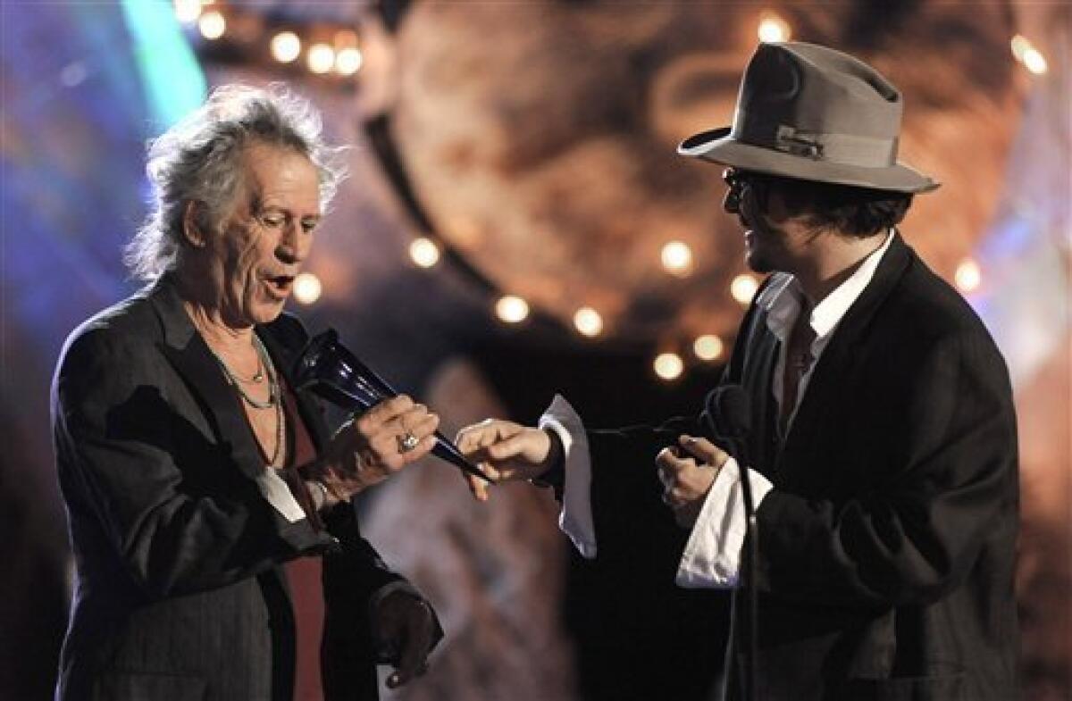 Johnny Depp, right, presents Keith Richards with the Rock Immortal award at the "Scream Awards" on Saturday, Oct. 17, 2009, in Los Angeles. (AP Photo/Chris Pizzello)
