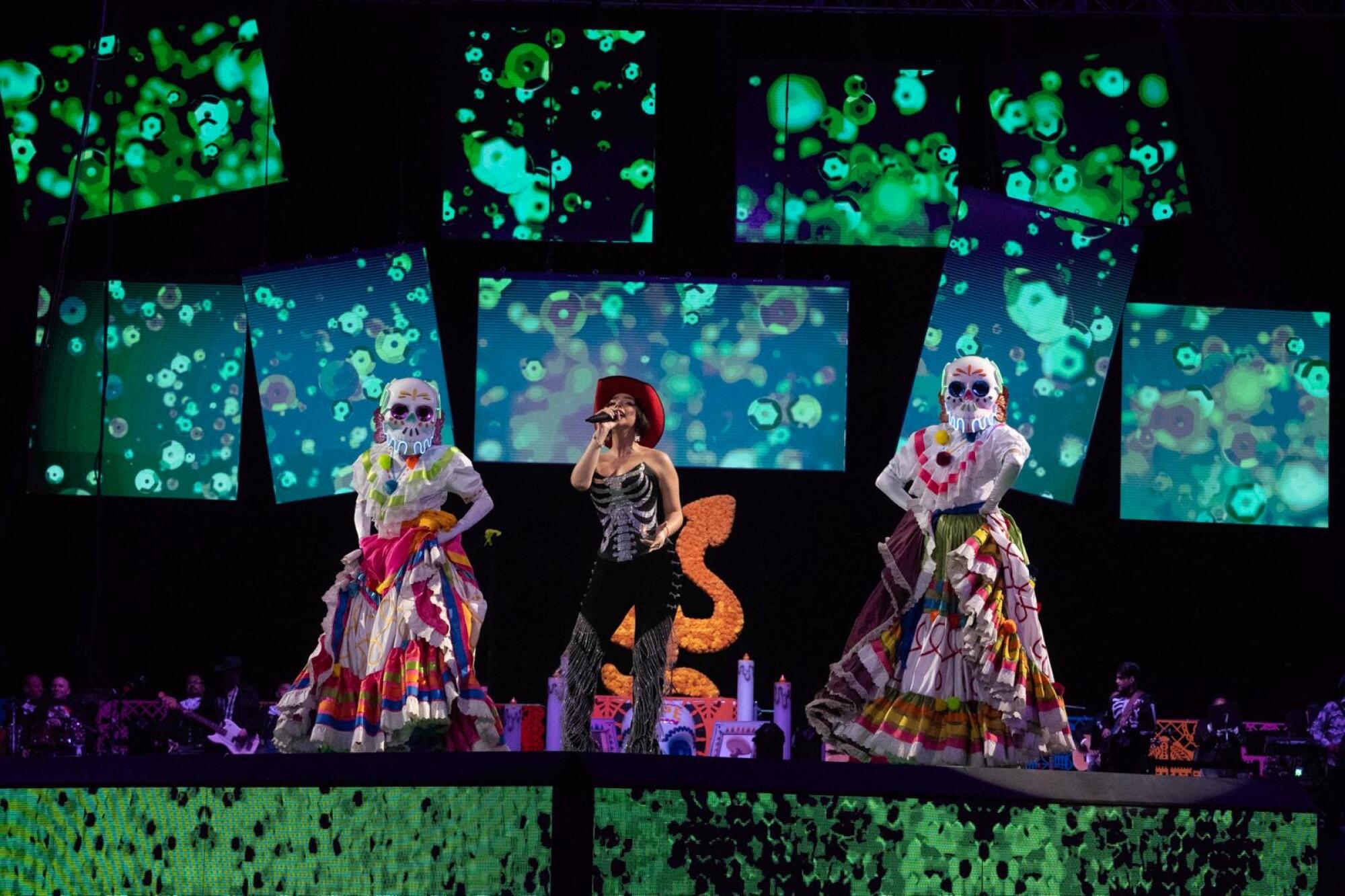 Ángela Aguilar durante sus actuación en el estreno de "Jaripeo Hasta los Huesos" en Anaheim, CA.