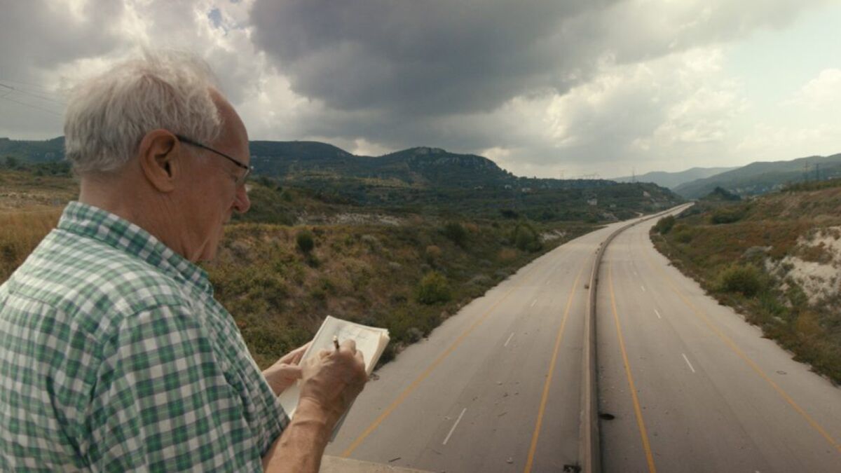 British journalist Robert Fisk, notepad in hand, in the documentary "This Is Not a Movie."