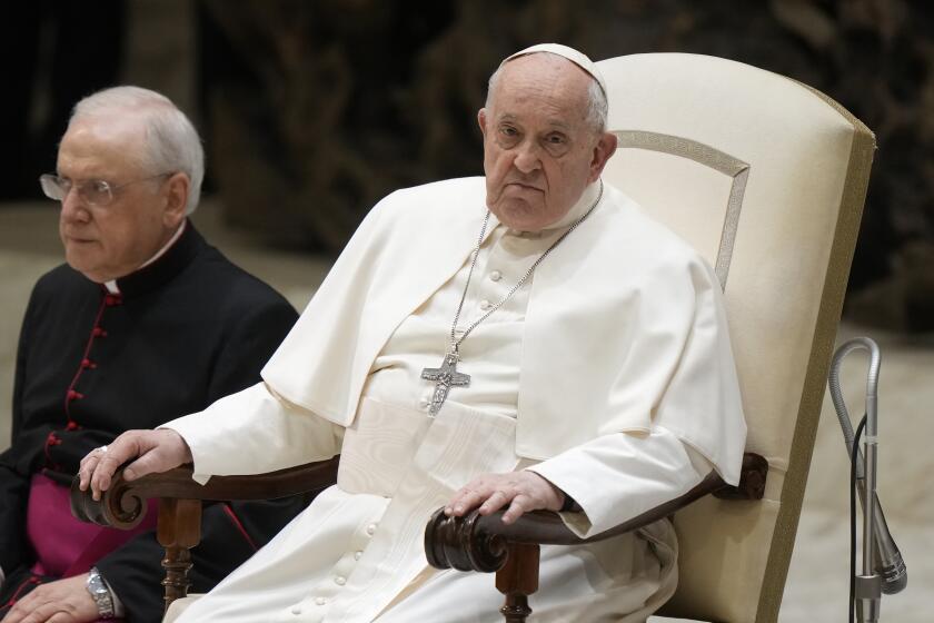 El papa Francisco durante su audiencia semanal en el salón Pablo VI, en el Vaticano, el 28 de febrero de 2024. En un mensaje grabado enviado a una asociación de jueces argentinos, el sumo pontífice cuestionó el miércoles 28 de febrero de 2024 el sistema de mercado y de ganancias, en una muestra de las diferencias conceptuales existentes con el presidente ultraliberal Javier Milei, con quien se reunió a mediados de febrero. (AP Foto/Andrew Medichini)