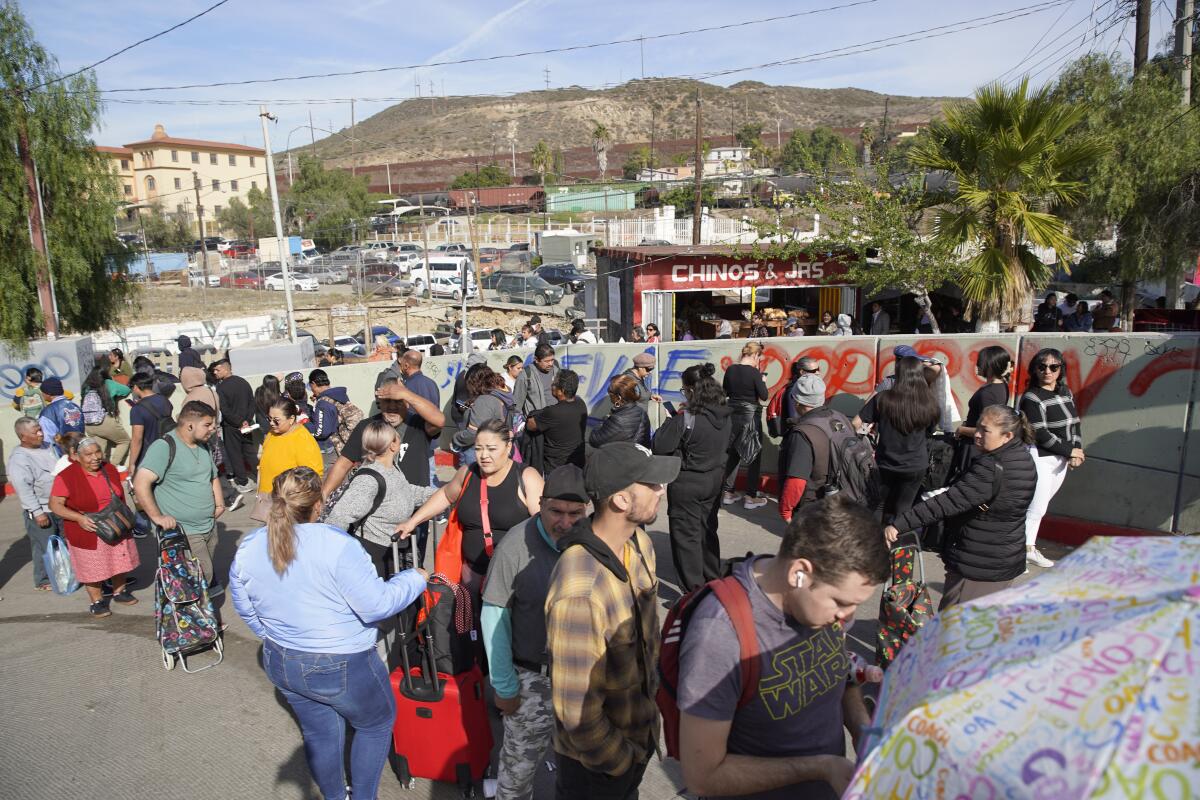 La fila peatonal de Tijuana a San Ysidro el lunes 11 de diciembre de 2023.