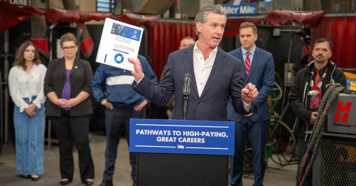 Newsom seçim sonuçlarını okuyor ve Kızıl Kaliforniya'ya gidiyor