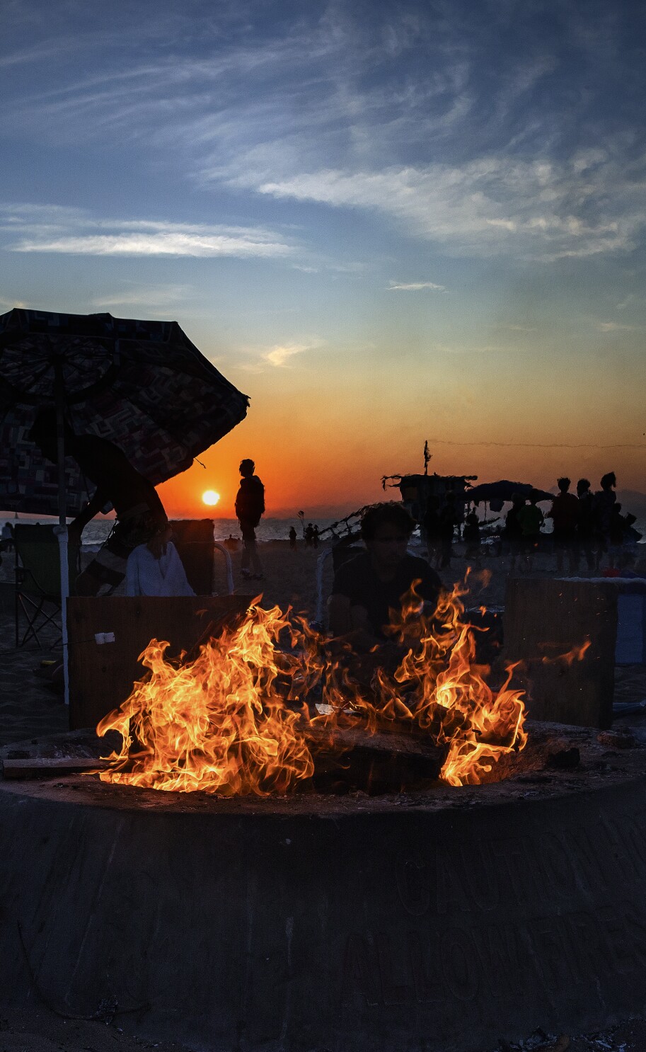 Burning Man In The South Bay A Crazy Beach Party Aglow With Bonfires And Tradition Los Angeles Times