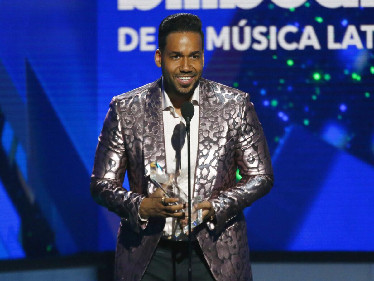 ARCHIVO –  Romeo Santos recibe el premio al artista tropical solista del año en los Premios Billboard 