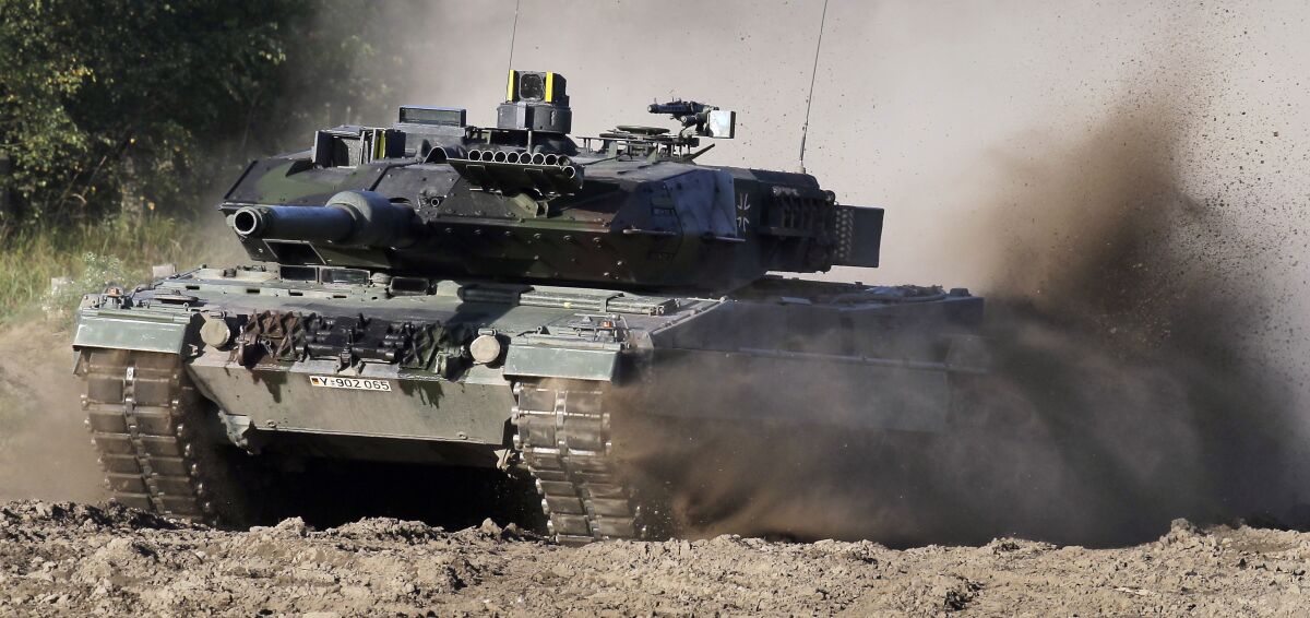  Un tanque Leopard 2 avanza durante un evento de demostración ante la prensa 