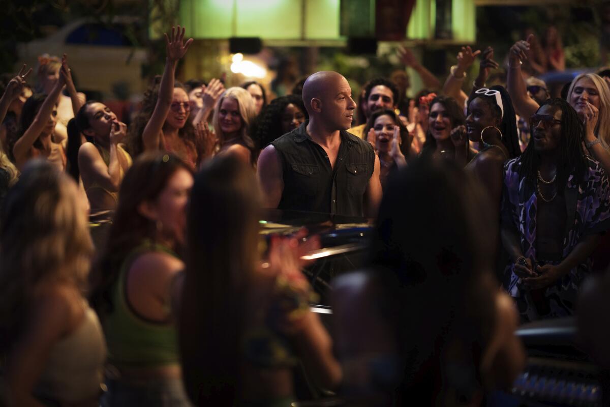 En esta imagen proporcionada por Universal Pictures, Vin Diesel, centro, en una escena de "Fast X".