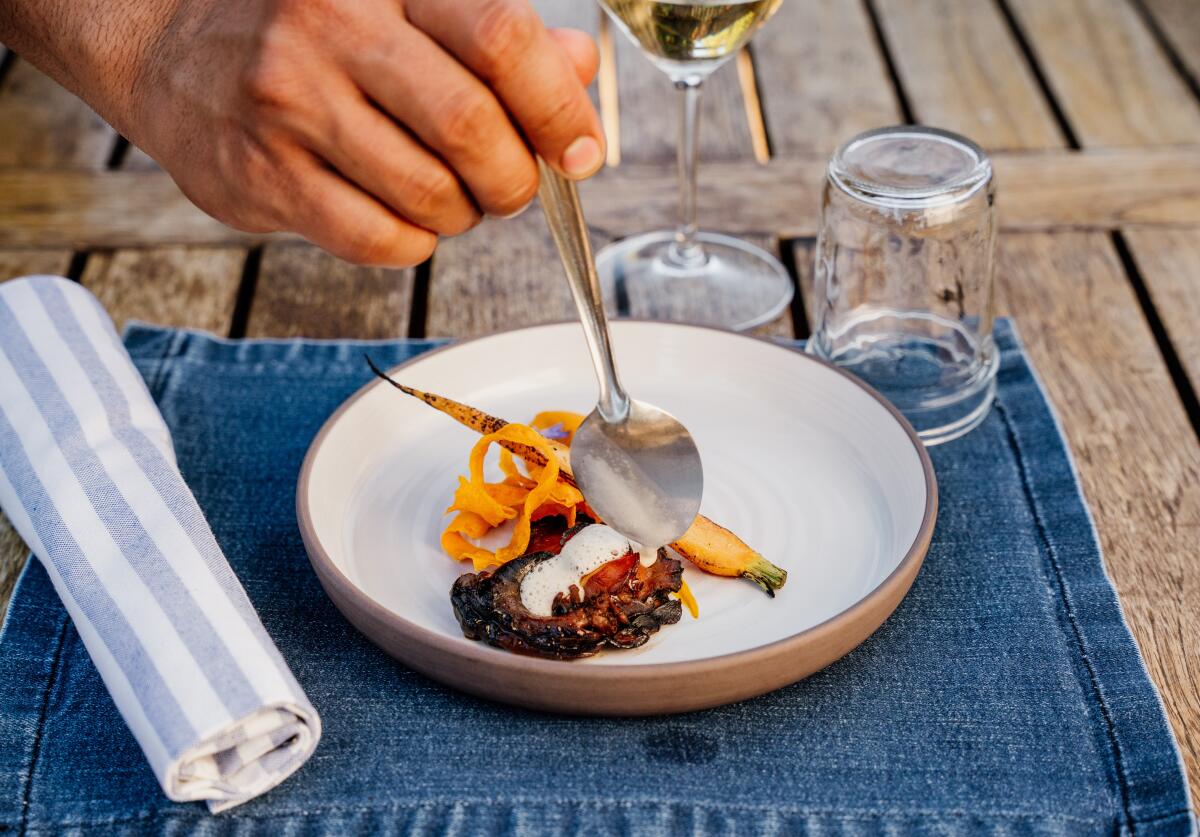 Un platillo artesanal de zanahoria en Deckman's en el Mogor, en el Valle de Guadalupe, Baja California.