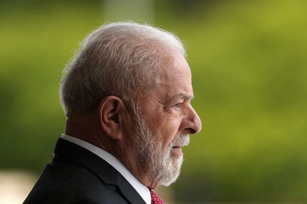 El presidente de Brasil Luiz Inácio Lula da Silva espera la llegada del canciller alemán Olaf Scholz en el palacio
