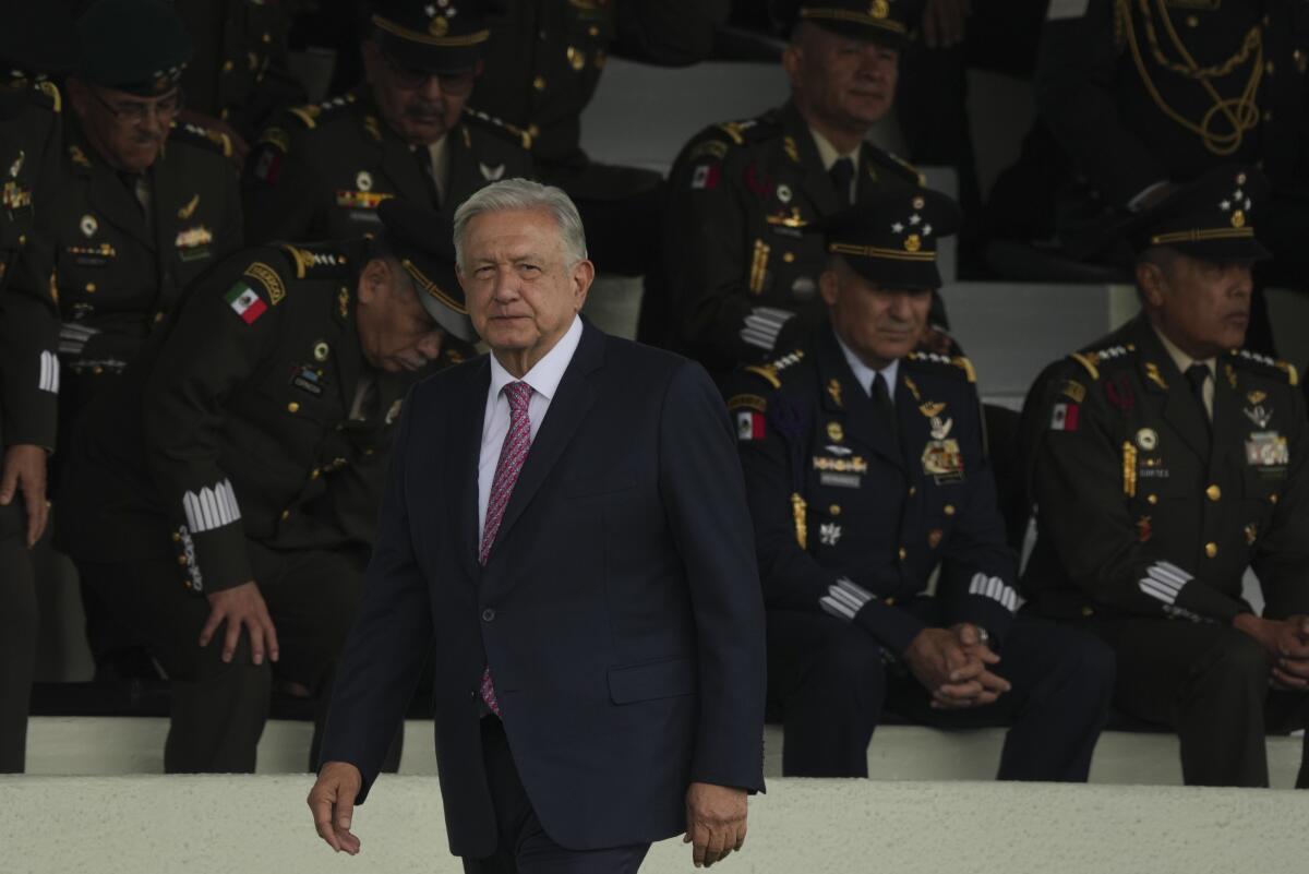 El presidente Andrés Manuel López Obrador camina durante una ceremonia