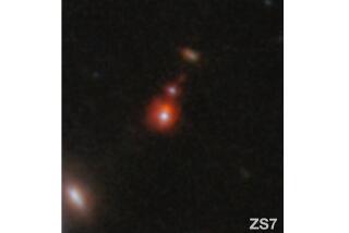 En esta imagen publicada por la NASA aparece el sistema de galaxias ZS7, que revela la emisión de hidrógeno ionizado en naranja, y la emisión de oxígeno doblemente ionizado en rojo oscuro. (ESA/Webb, NASA vía AP)