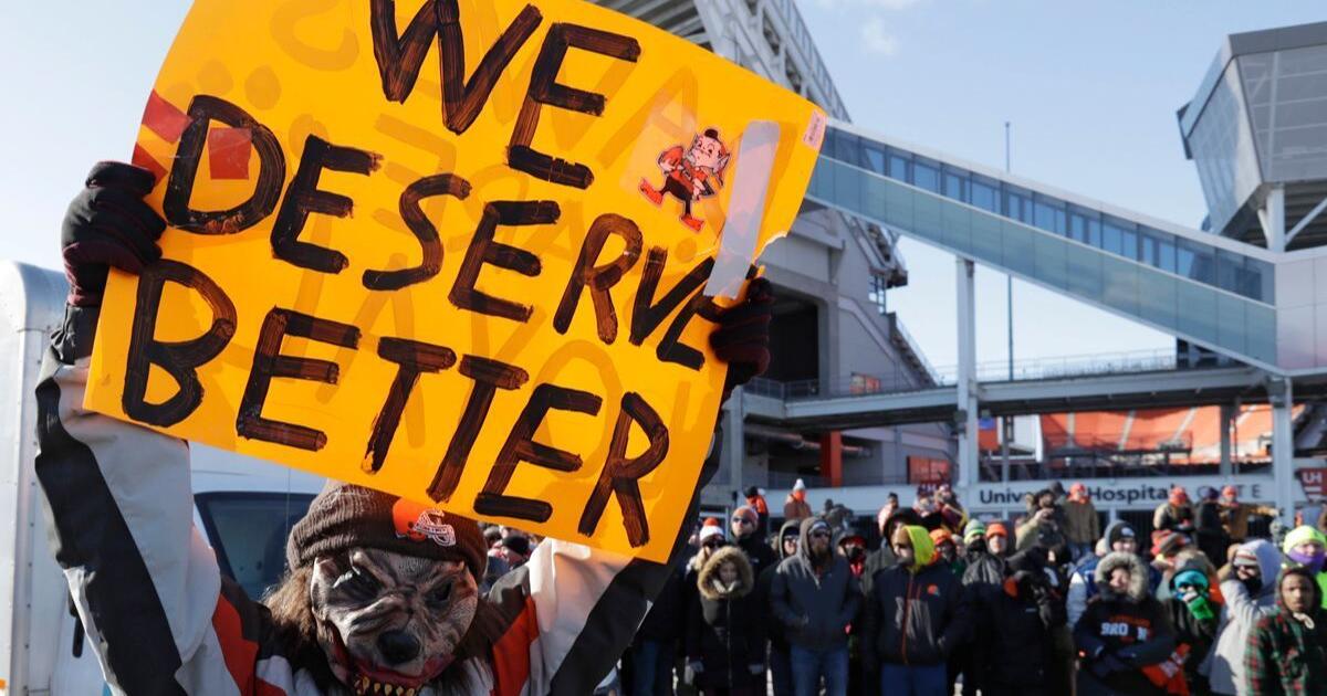 Thousands show up for the 0-16 Browns' 'Perfect Season' parade - Los  Angeles Times