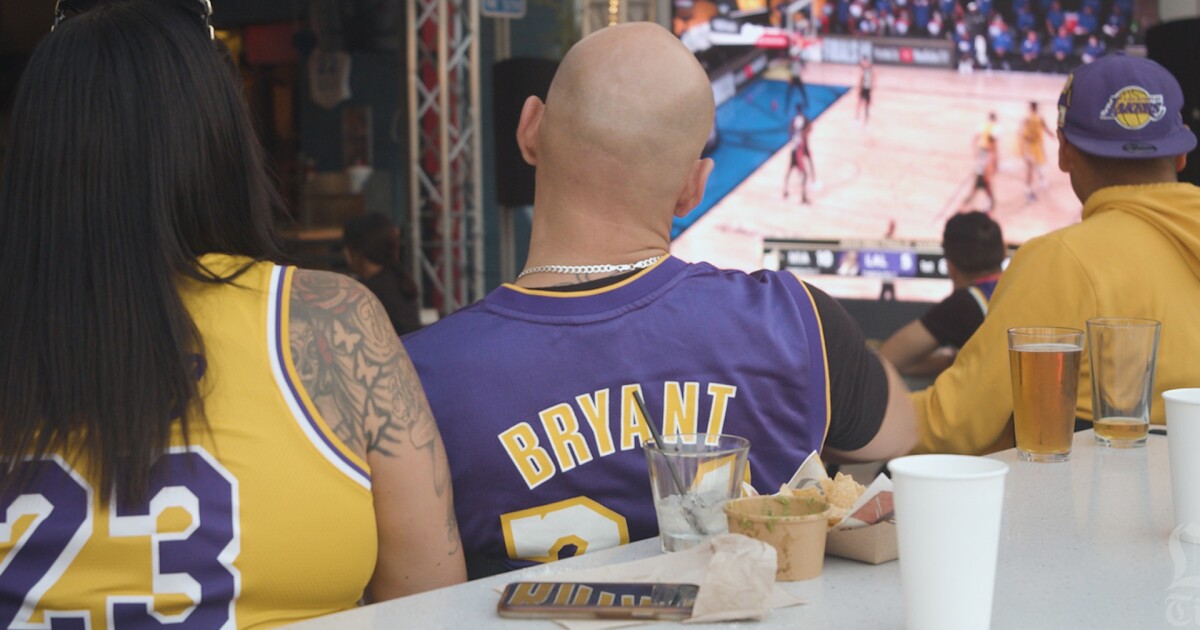 Lakers and Dodgers fans don face masks, head to bars - Los ...