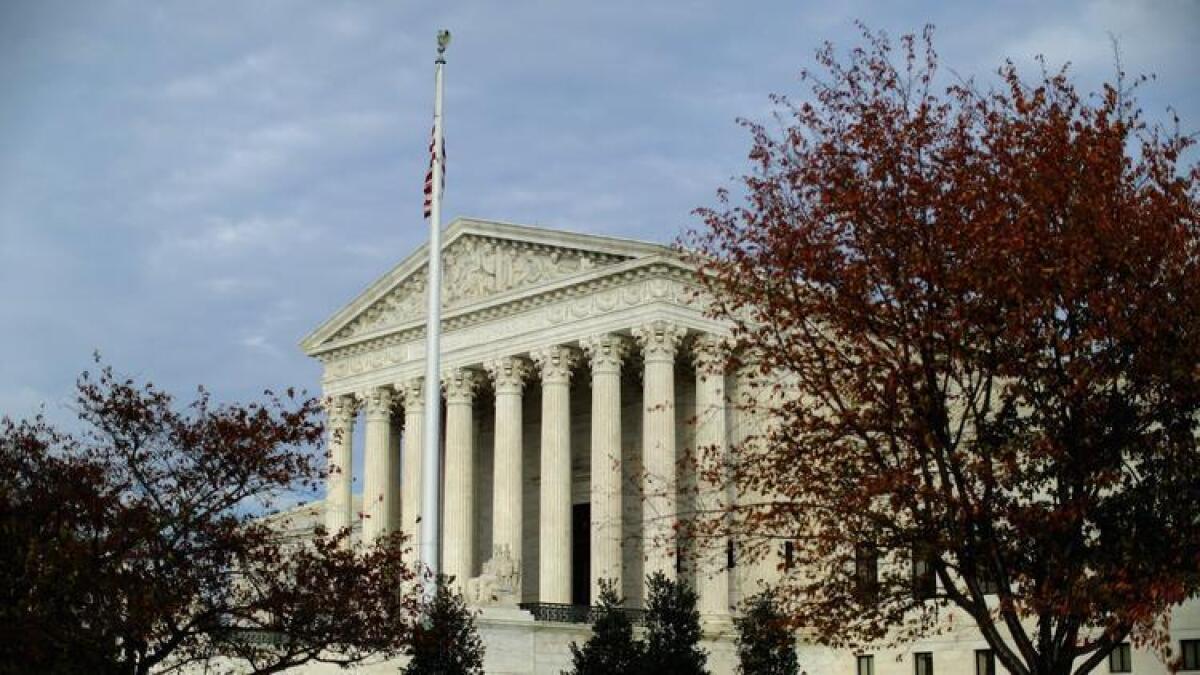 La Suprema Corte de los Estados Unidos en Washington vista el 6 de noviembre, enmarcada por el follaje de otoño.