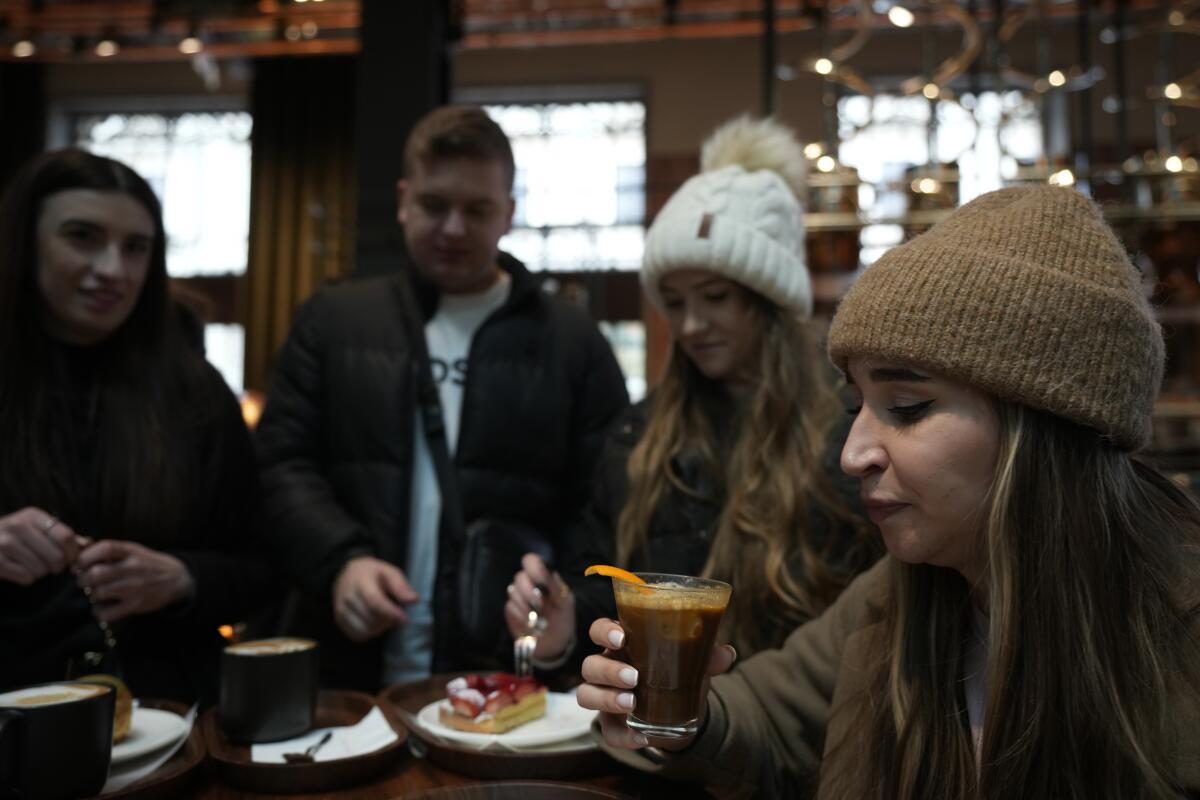 Kaya Cupial (a la extrema derecha) prueba su café Oleato Cortado con Hielo 