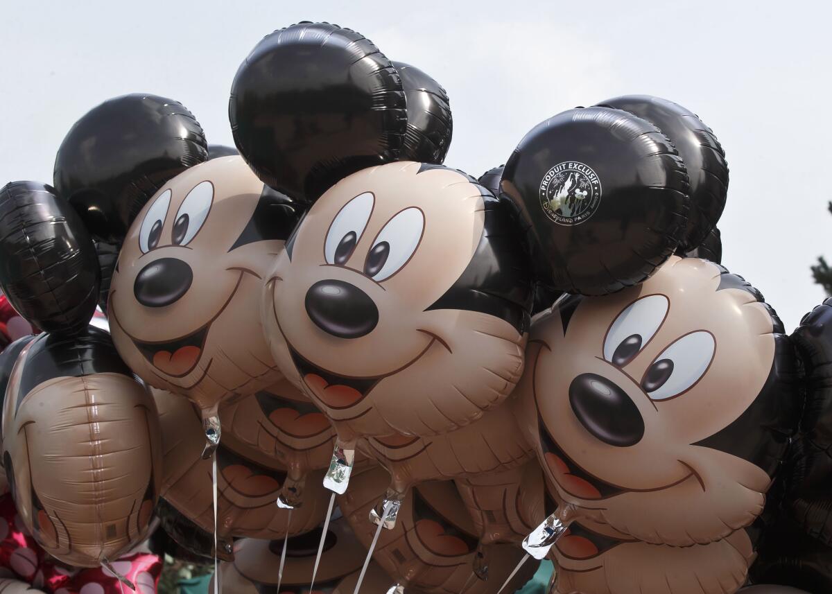 ARCHIVO - Globos del Ratón Mickey en Disneylandia París, 12 de mayo de 2015, en Chessy, 