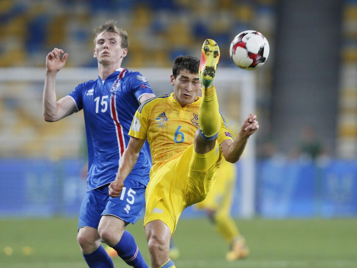 El jugador de Ucrania Taras Stepanenko (i) disputa el balón con Jon Dadi Bodvarsson (i) de Islandia hoy, lunes 5 de septiembre de 2016, durante el juego clasificatorio al Mundial Rusia 2018, entre Ucrania e Islandia, que se disputa en el estadio Olimpiyskyi de Kiev, Ucrania. EFE/SERGEY DOLZHENKO ** Usable by HOY and SD Only **