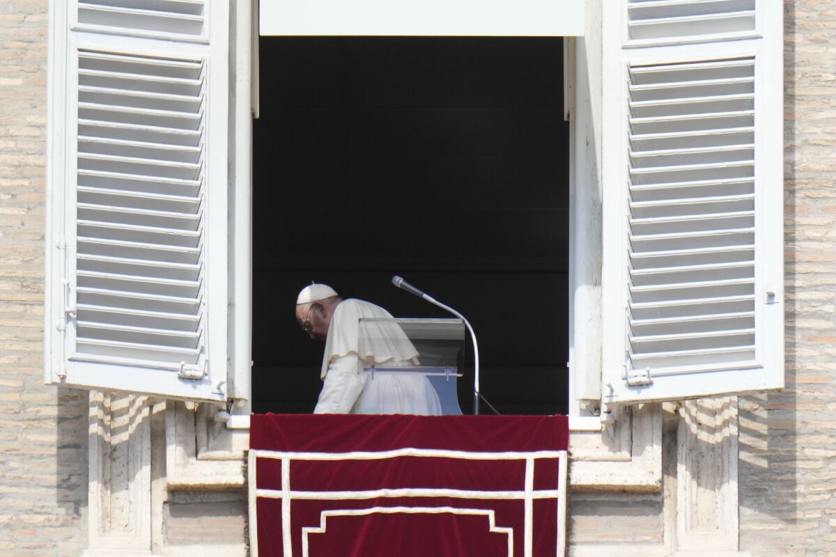 El papa Francisco se marcha tras la plegaria del Angelus en su estudio con vistas a la Plaza de San Pedro, en el Vaticano