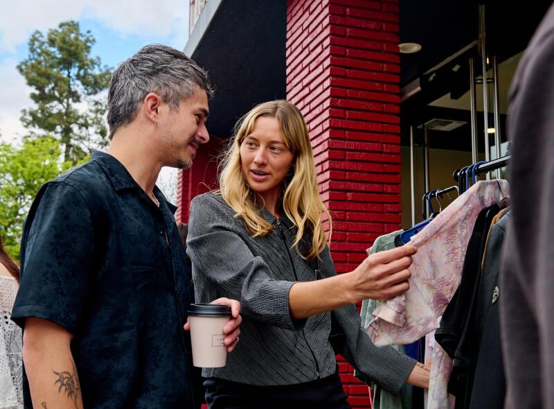 The co -founder of the attire rethink, Francesca Goncalves, speaks with the Mitch dequilettes seller.