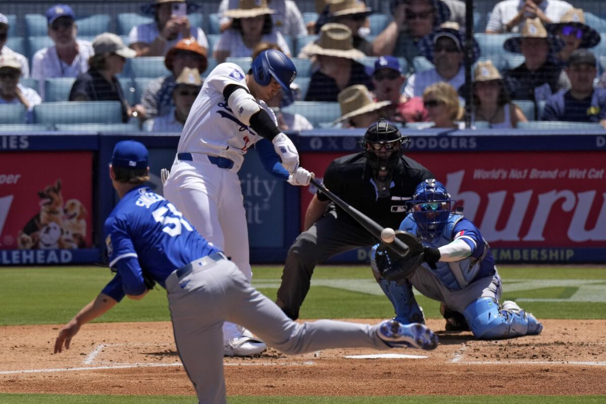 Shohei Ohtani slaat een solo-homerun op Royals-starter Brady Singer in de derde inning zondag in het Dodger Stadium.