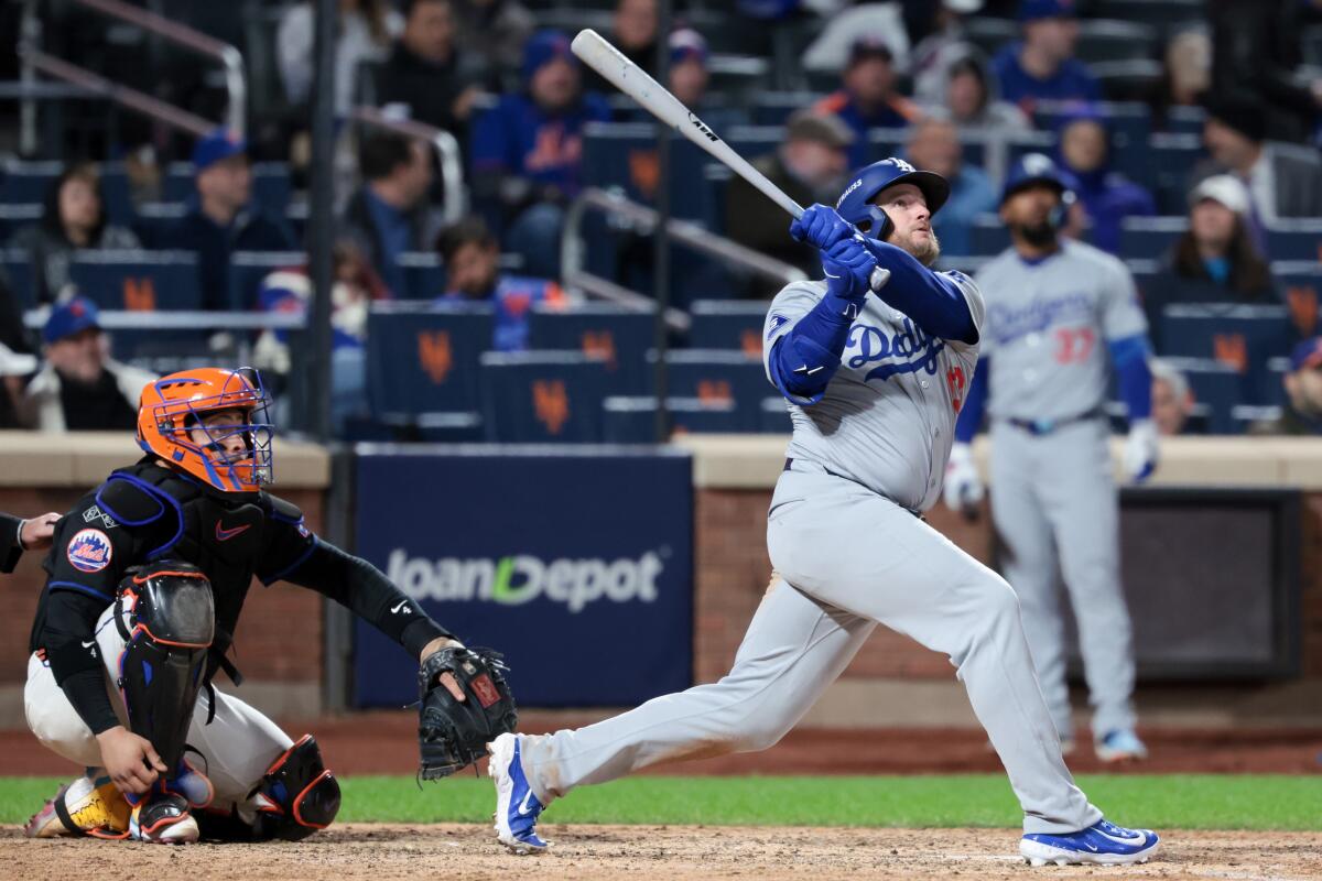 Max Muncy hits a solo home run in the ninth inning against the Mets in Game 3 of the NLCS on Wednesday.