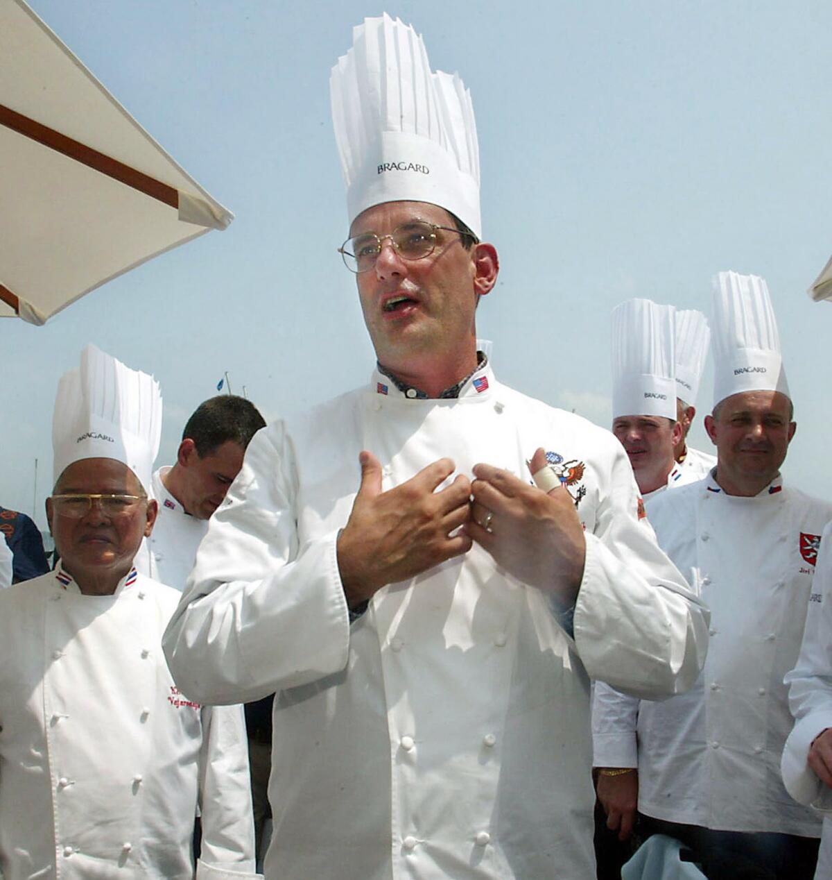 Fotografía de archivo del 27 de julio de 2004 del exchef de la Casa Blanca Walter Scheib mientras recibe a chefs de todo el mundo en el Museo Marítimo de la bahía de Chesapeake en St. Michaels, Maryland.