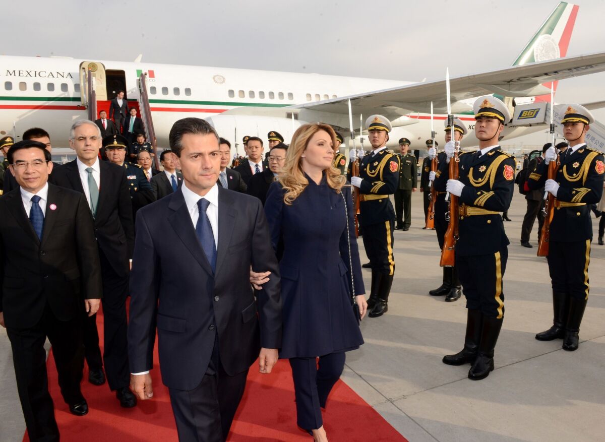 Enrique Peña Nieto y su esposa Angélica Rivera durante una visita de estado a la república China.