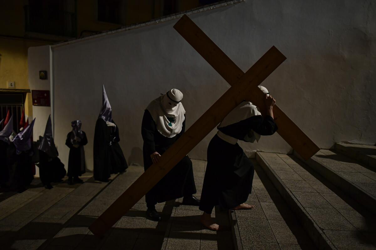 Un penitente con el rostro oculto de la hermandad de "Santa Cracruz" 