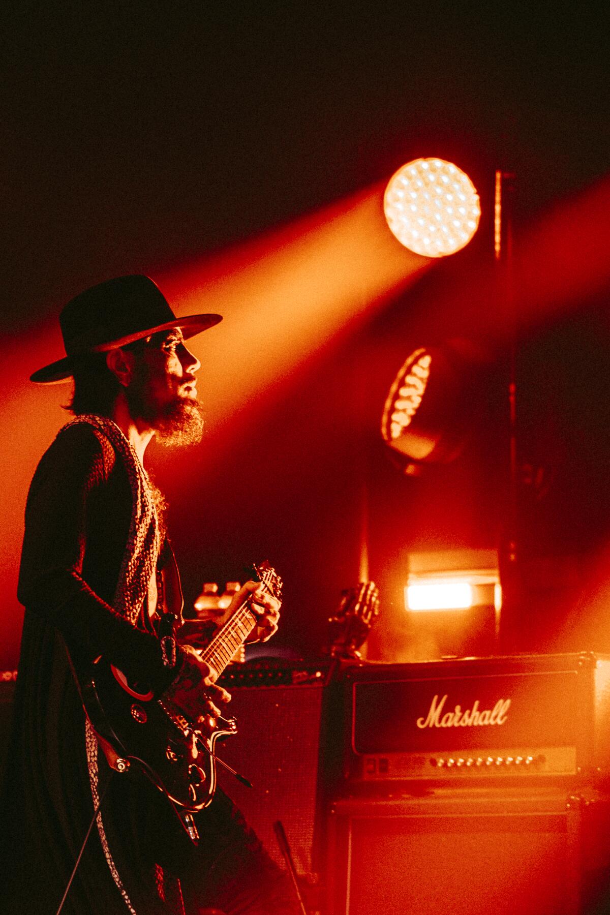 El guitarrista Dave Navarro durante el concierto.