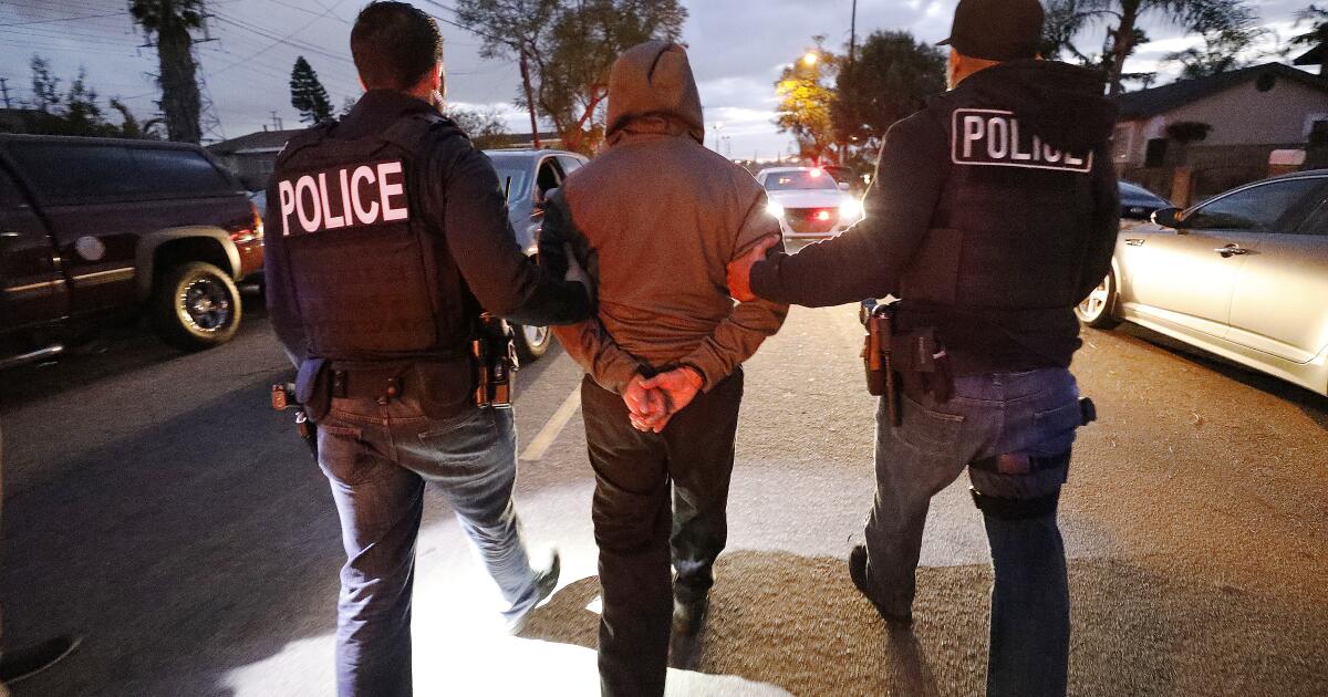 Un juge fédéral ordonne à l’ICE de mettre fin aux arrestations pour « frapper et parler »