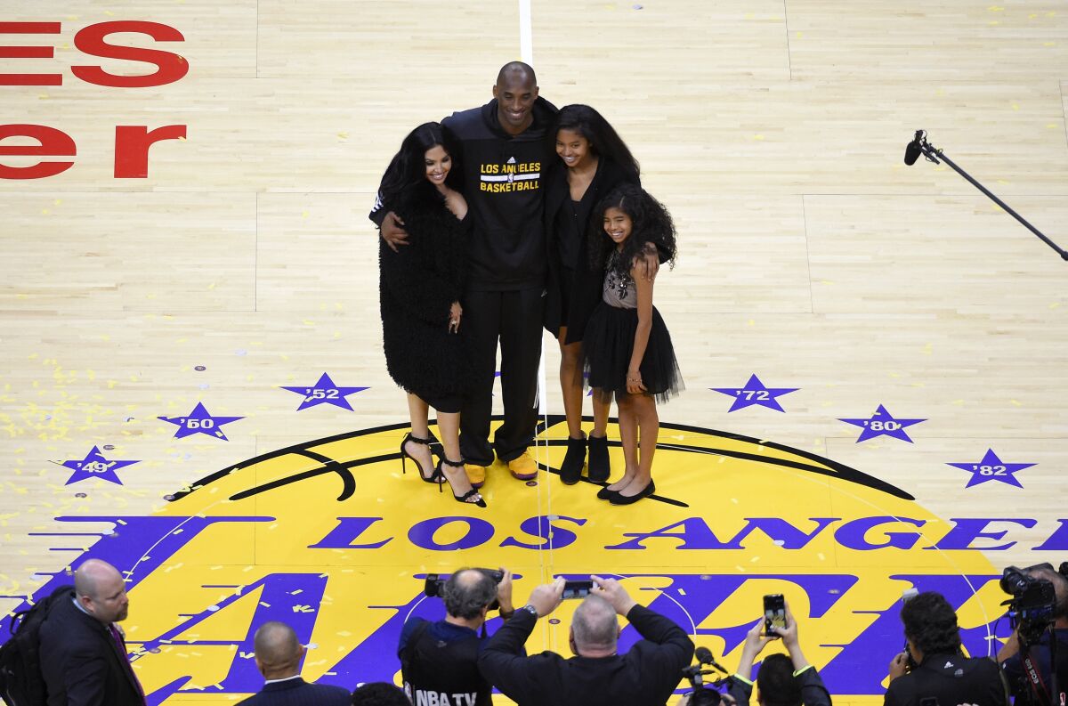 Kobe Bryant poses for pictures with his wife family in 2016.