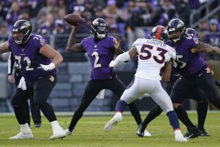 Tyler Huntley (2) quarterback de los Ravens de Baltimore, busca receptor para mandarle un pase en la primera mitad del partido de la NFL en contra de los Broncos de Denver, el domingo 4 de diciembre de 2022, en Baltimore. Lamar Jackson salió lesionado y Huntley tomó su lugar. (AP Foto/Patrick Semansky)