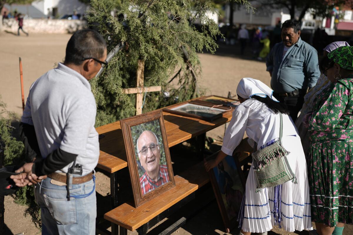 Indígenas rarámuri preparan una mesa para ofrendas con una fotografía del jesuita 