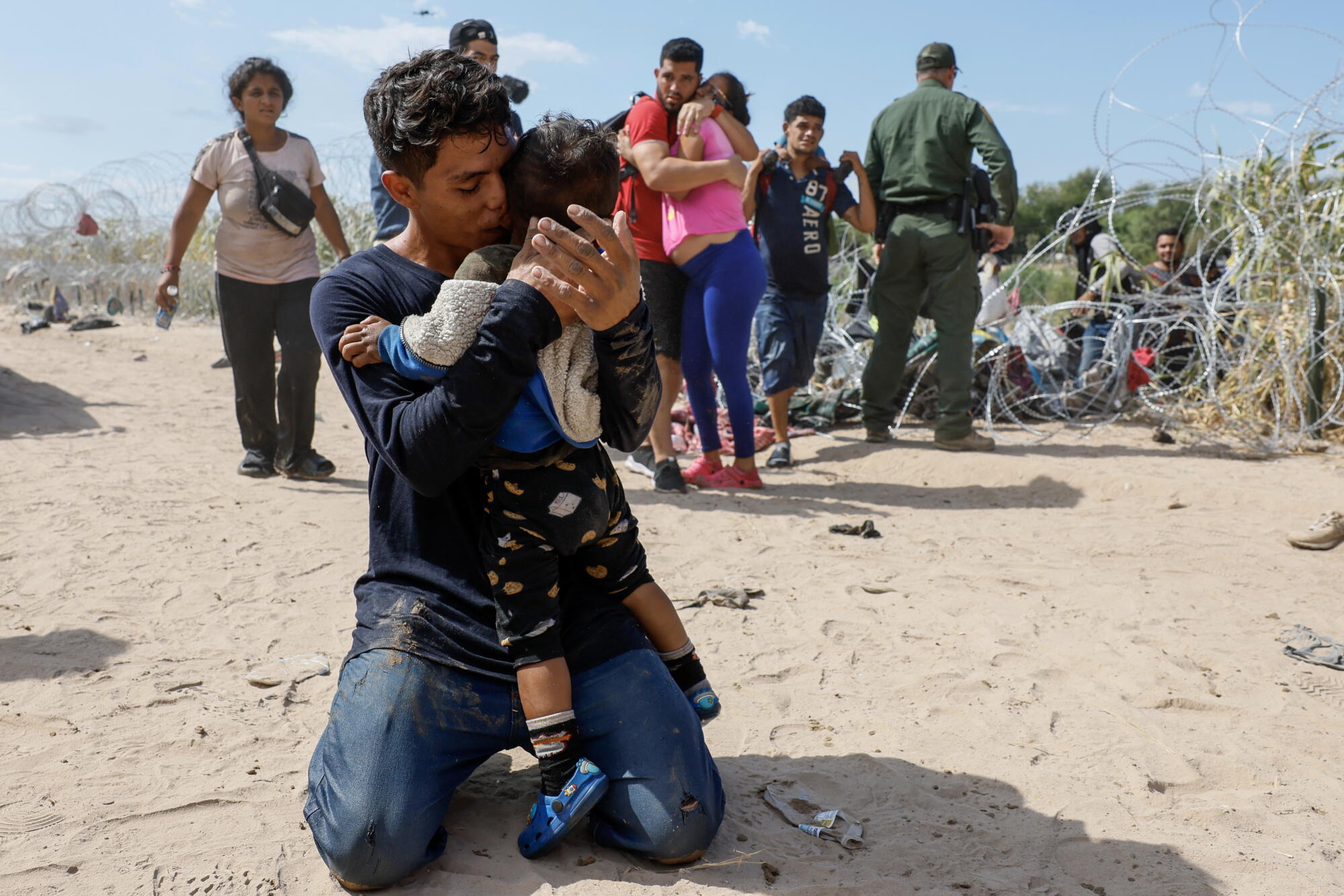 Immigration Razor Wire Razor wire doesn't deter migrants at Mexico-Texas border - Los Angeles ...