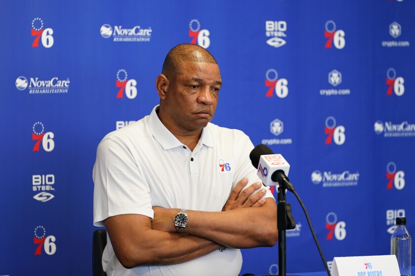 Doc Rivers, de los 76ers de Filadelfia, hace una pausa durante una conferencia de prensa en la instalación de entrenamiento del equipo en Camden, Nueva Jersey, el viernes 13 de mayo de 2022. (AP Foto/Matt Slocum)