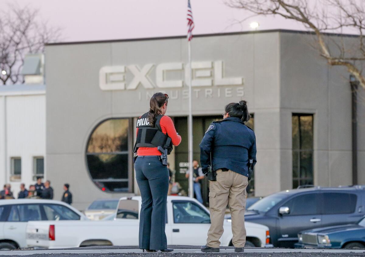La policía vigila la puerta delantera de Excel Industries en Hesston, Kansas, 25 de febrero de 2016, donde un hombre mató a tiros a tres personas y dejó heridas a otras 15 antes de ser abatido por la policía. (Fernando Salazar/The Wichita Eagle via AP)