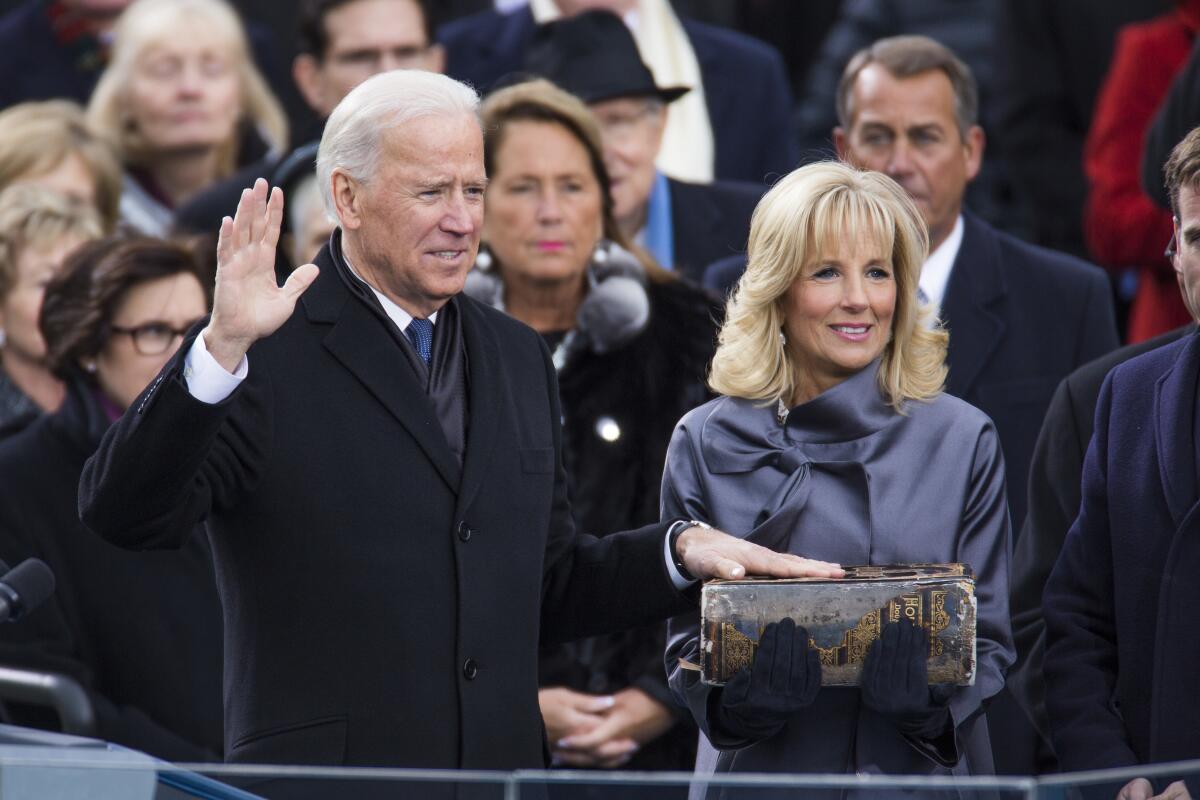 El presidente Biden recita el juramento al cargo mientras su esposa, Jill y sostiene la Biblia.