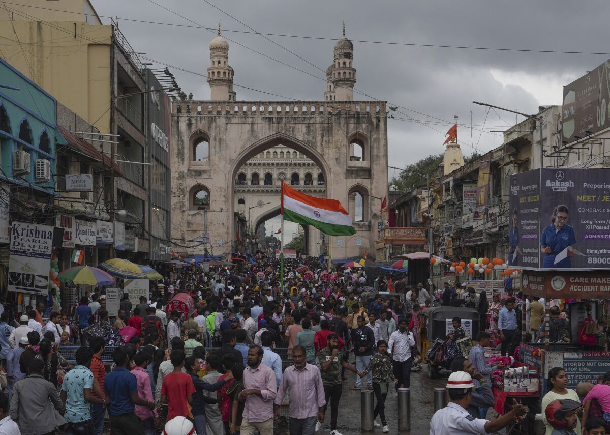 Personas visitan el monumento Charminar en Hyderabad, India, con motivo del aniversario de la independencia de la India, el 15 de agosto de 2022. (Foto AP/Mahesh Kumar A.)