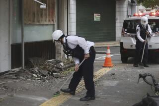 Policías despejan los escombros de un sismo en Uwajima, prefectura de Ehime, en el oeste de Japón, el jueves 18 de abril de 2024. Un fuerte sismo golpeó el suroeste de Japón el miércoles por la noche y dejó nueve heridos leves, además de daños en conducciones de agua y pequeños aludes de tierra, según las autoridades, aunque no había riesgo de un tsunami. (Kyodo News via AP)