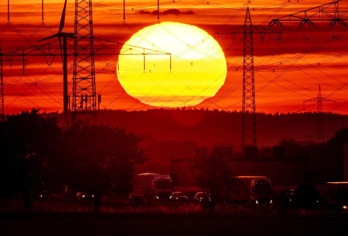 El sol se eleva sobre una autopista en Fráncfort, Alemania, el 2 de agosto de 2022.