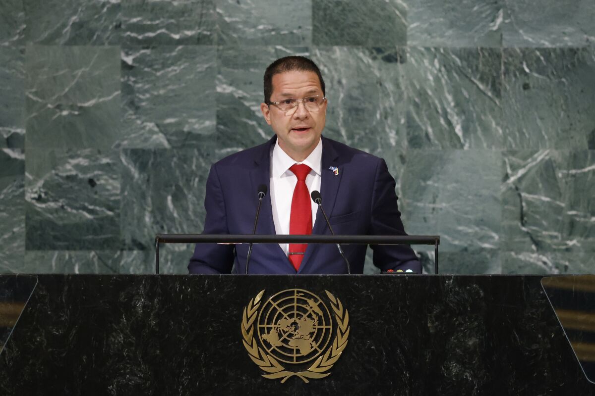 El canciller de Venezuela, Carlos Faría, habla ante la Asamblea General de Naciones Unidas, el sábado 24 de septiembre del 2022. (AP Fhoto/Jason DeCrow)
