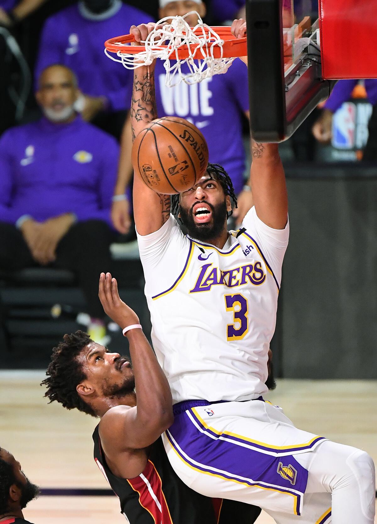 Anthony Davis de los Lakers derriba a Jimmy Butler del Heat durante el Juego 6 de las Finales de la NBA.