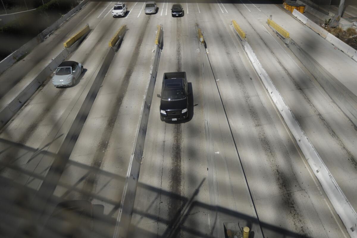 Vehículos circulan en la Interestatal 5 de California en dirección a la frontera con Tijuana, México, en San Diego.